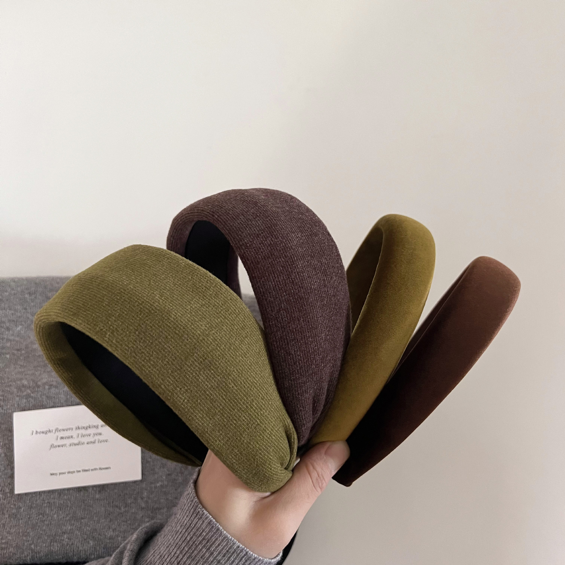The high-end solid-color knitted wide-edge hair band for autumn and winter is versatile and stylish. It features a high headband with a pressure on the top of the head, velvet hairpins and hair accessories pic 7