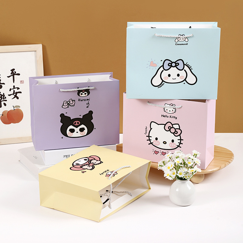 卡通可爱动漫图案精美礼品袋高颜值生日礼物玩具包装纸袋厂家直销