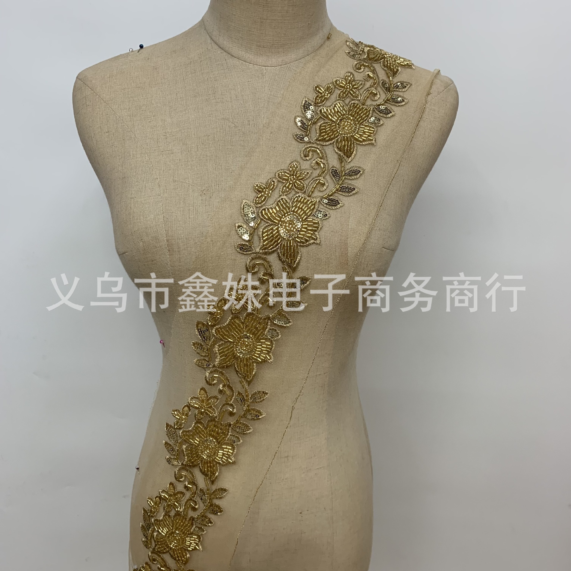 نوع جديد من رموز الأعمدة المتوازية لثوب الزفاف ذات الشرائط الممزقة Specification image