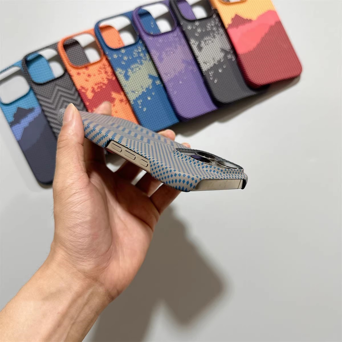 Magnetic Kevlar textured carbon fiber semi-enclosed matte protective case for iPhone16pro phone cases Application Scenario
