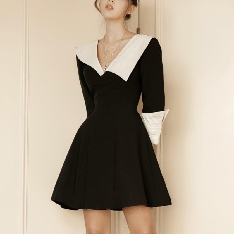 The new French light luxury Hepburn-style evening dress for autumn and winter, a black and white V-neck slimming long-sleeved dress with a contrasting color details Picture