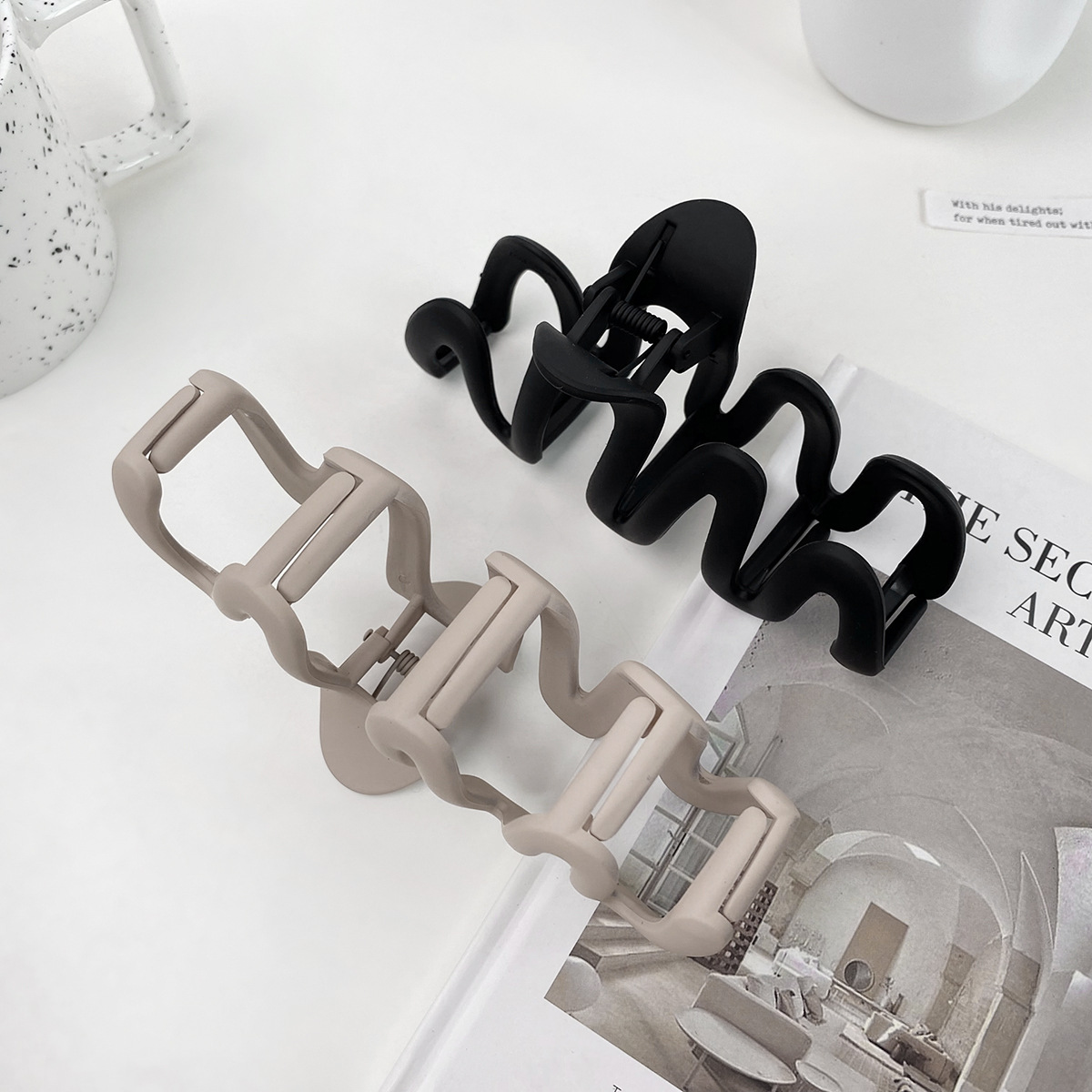 For autumn and winter, the Maillard extra-large shark clip is a fashionable wavy scratch-off clip for women with a lot of hair. It is also a hair accessory for the back of the head Specification image