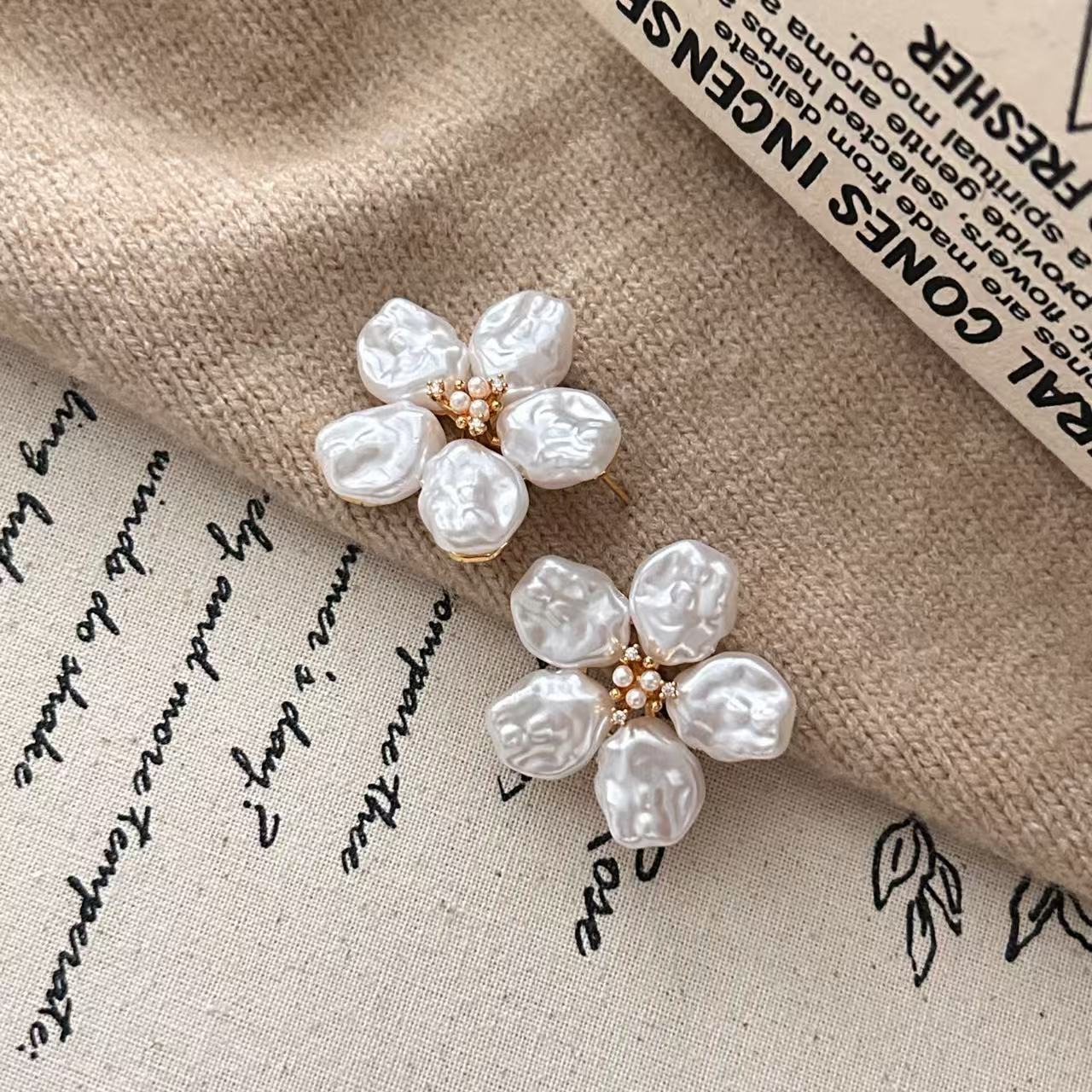 Wholesale of the latest summer bestsellers of high-end French light luxury imitation Baroque flower pearl earrings with a niche design sense