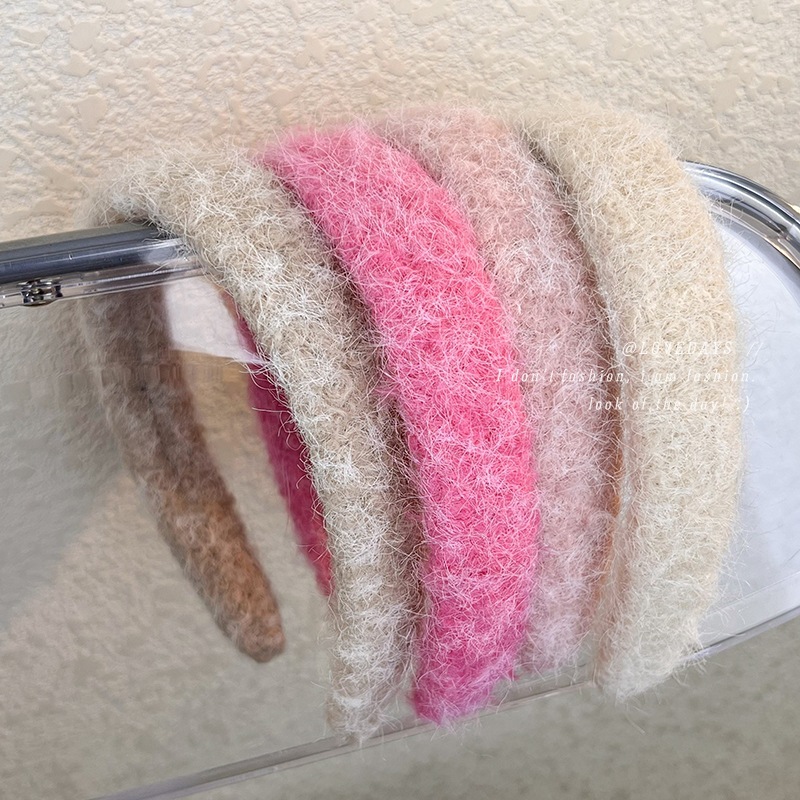 The new faux cashmere wide-brimmed hairband is sweet and versatile. The fluffy headband is sweet and creamy pink coffee style hair accessory. It's a perfect headwear for women details Picture
