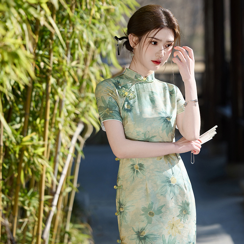 The new green double-layer acetic acid jacquard long, elegant and refined cheongsam for daily use in the spring and summer of the national trend Item Picture