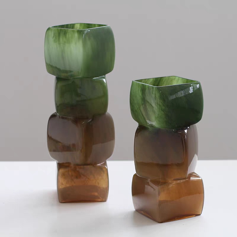 The glass square-mouthed vase has a high aesthetic level. It is a high-end decorative item for home use in the living room, dining room, bedroom, and model room Application Scenario