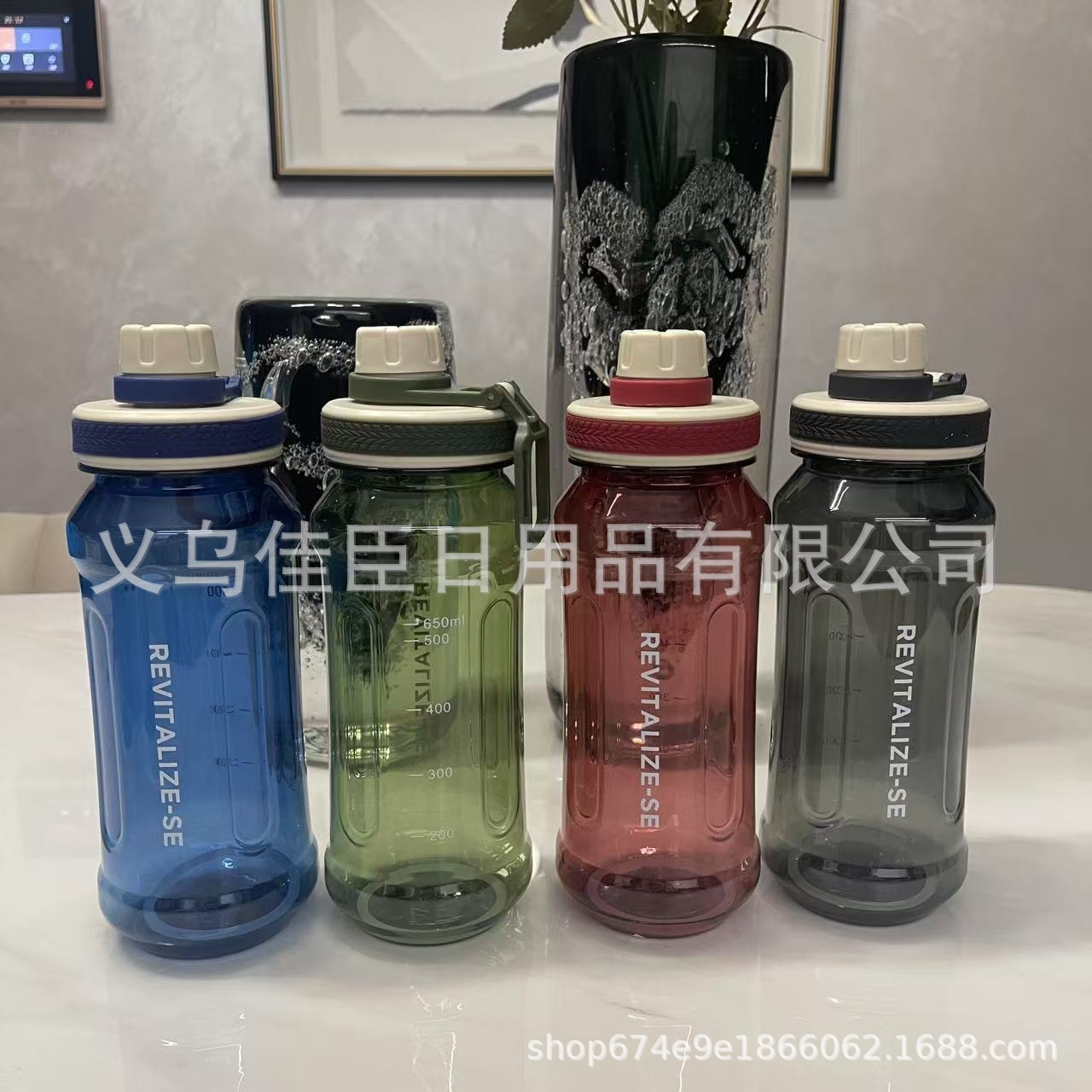 Wholesale minimalist sports water cups for boys and girls, portable plastic water cups for outdoor use, shockproof and hand-held sports cups full figure