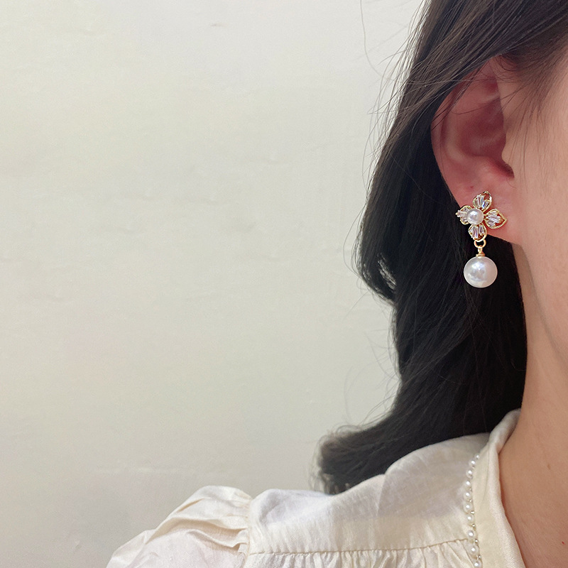 925 Silver needle anti-pearl Stud earrings, a niche Korean light luxury high-end earring for women, a stylish Hong Kong-style retro earrings Application Scenario
