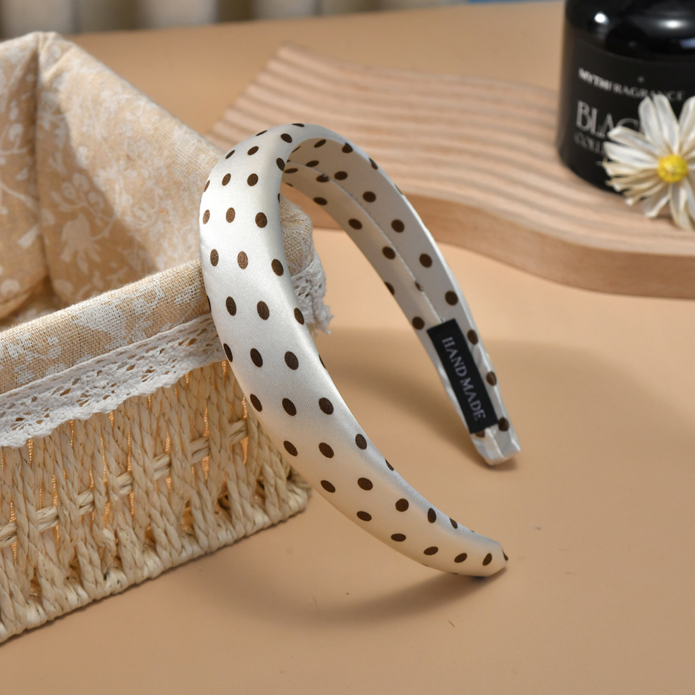 The flocked heart-shaped sponge headband, a popular hair accessory, features a hair clip that presses down the hair and adds a sense of sophistication to the top of the head Application Scenario