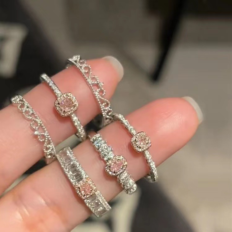 The light luxury pink diamond ring is simple, versatile and stylish. It features a full diamond square bag that can be adjusted. It is designed by a niche designer