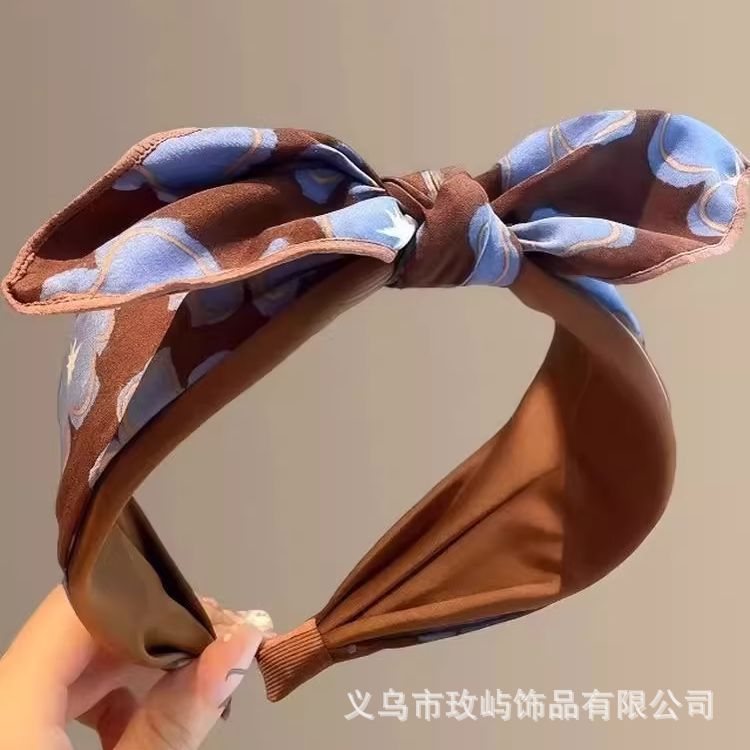 Retro color-blocking rabbit ear headband, wide-edge pressure headband, elegant and girlish headwear, versatile and stylish when going out Application Scenario