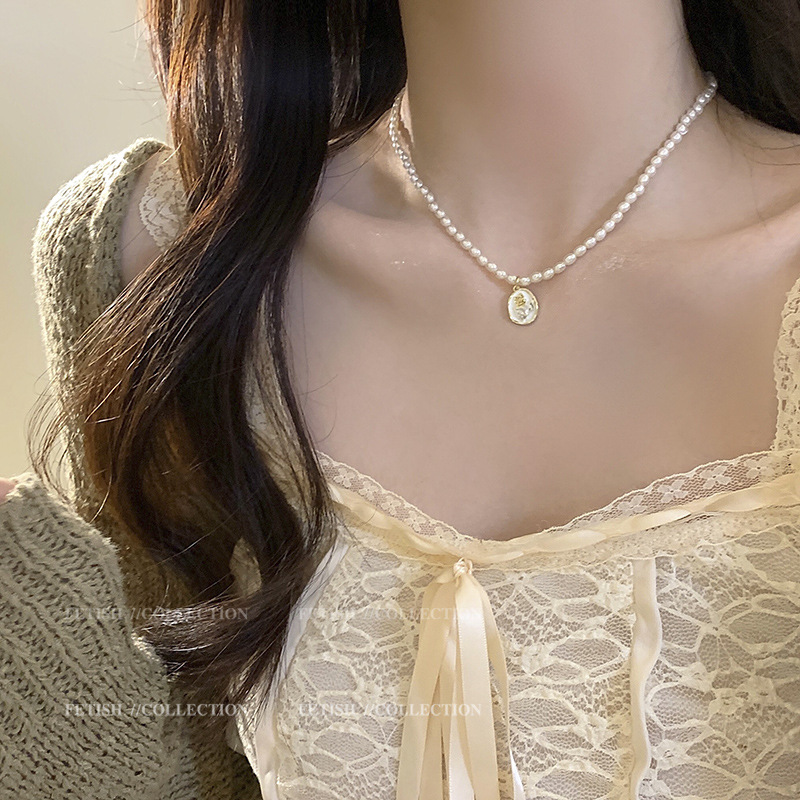French retro rose pendant pearl necklace, women's light luxury, niche design sense, high-end collarbone chain sweater chain trend Application Scenario