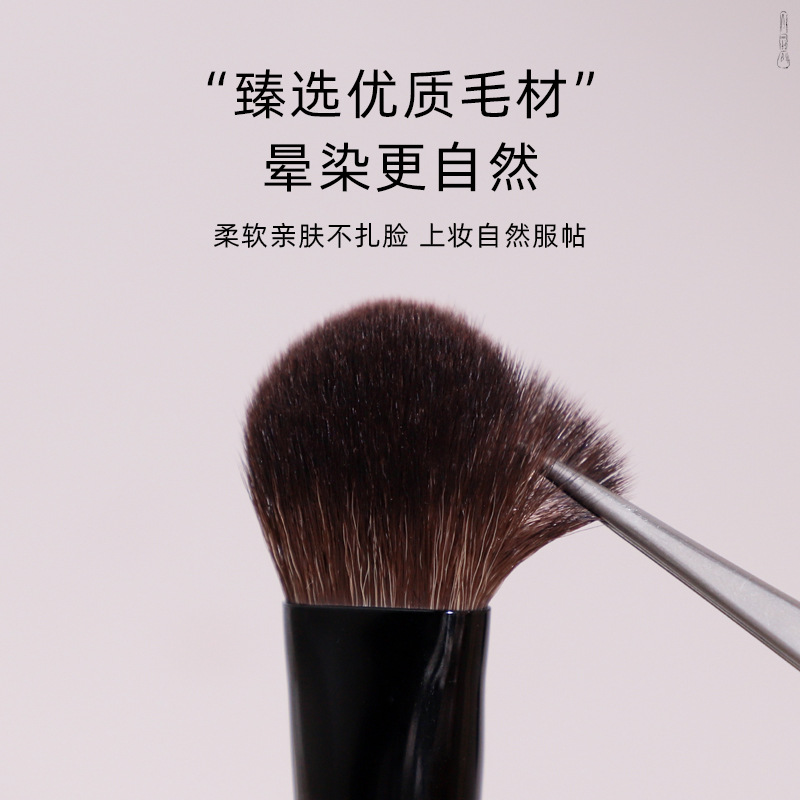 New triangular blush brush, heart-shaped slope fine coverage concealer brush, soft bristles, Cangzhou makeup brush details Picture