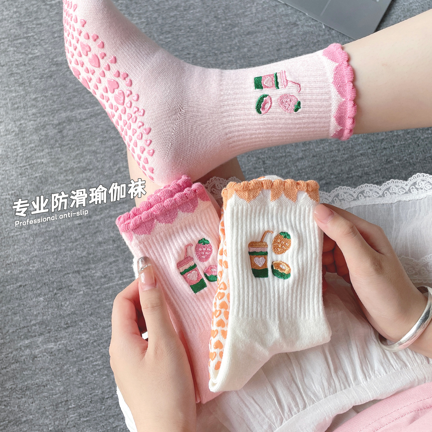 One-piece delivery of socks from the street stall for women, yoga, anti-slip mid-calf socks, cartoon embroidery, Pilates, fitness, shark pants, floor socks for women Specification image