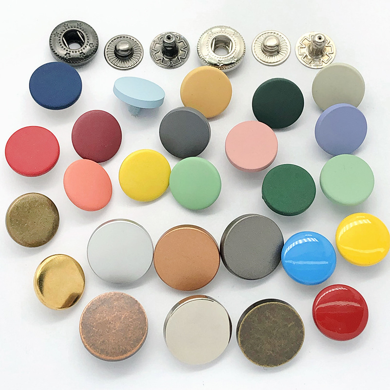 Four-Button Manufacturers Wholesale Logo Embossing Zinc Alloy Round Square Light Gold Hanging Plated Four-Button Metal Buckle Application Scenario