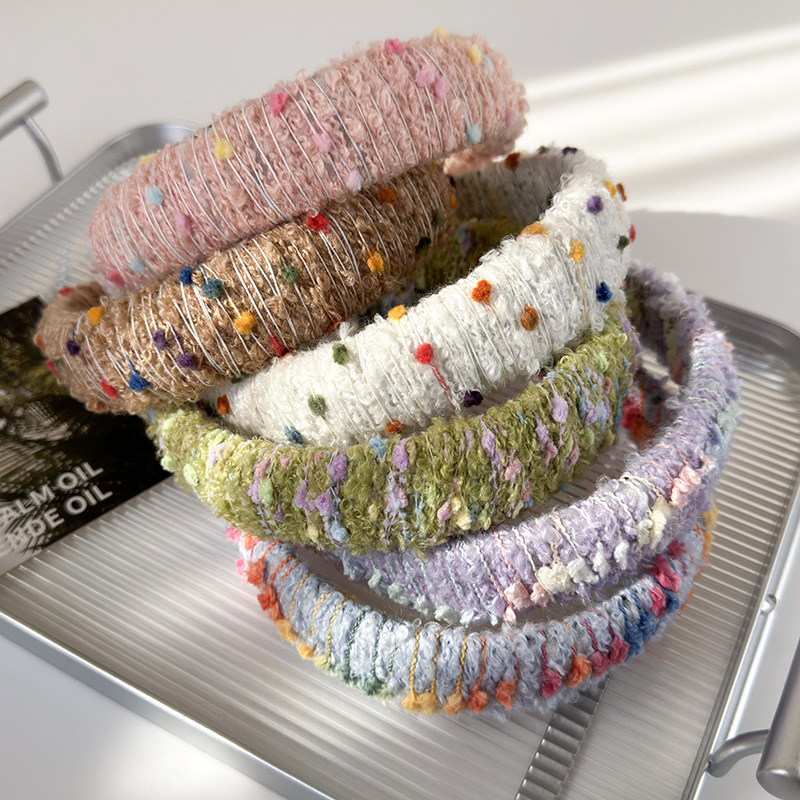 Autumn and winter wide-brimmed colored woolen hand-wound hair bands, with contrasting colors and a versatile style, are popular online hair-pressing headbands for women Application Scenario
