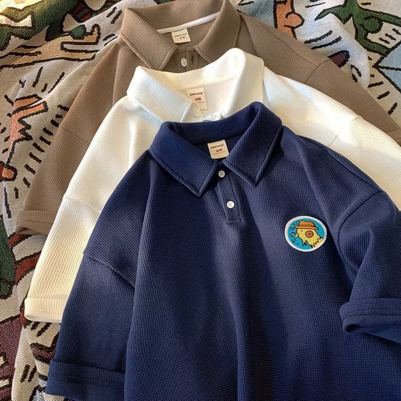 This is a stylish, off-the-shoulder, short-sleeved T-shirt for men. It's a trendy summer brand that goes well with ins. It's a loose, pure cotton, half-sleeved POLO shirt details Picture
