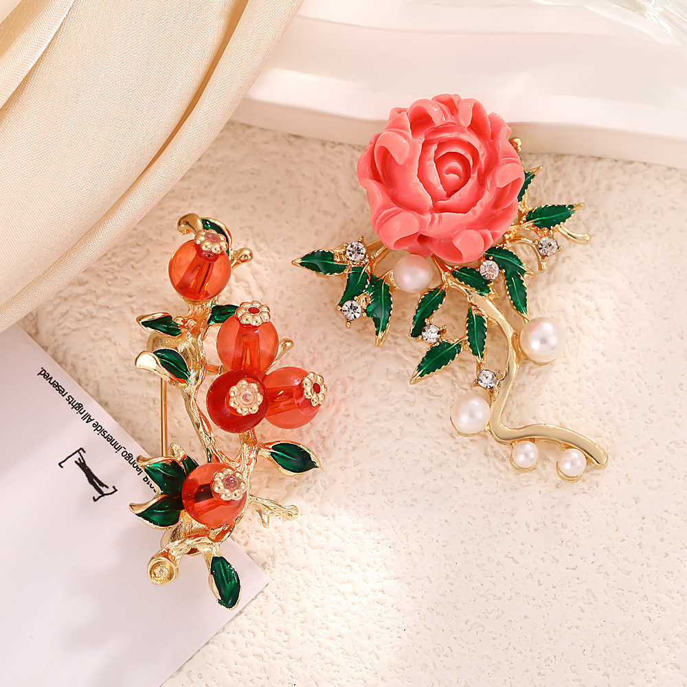 A fresh and delicate peony and zircon flower brooch, a retro pearl fashion pin, a leak-proof clothing accessory, a brooch for women