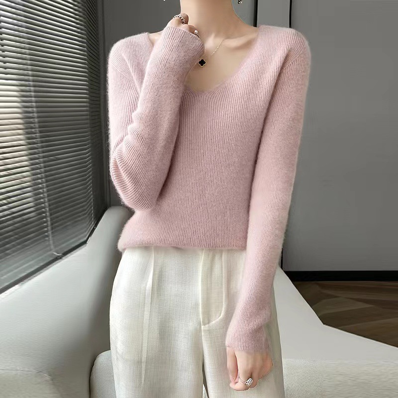 A seamless 100 pure wool sweater for women with a V-neck, slimming and form-fitting look. Pair it with a cashmere base knitted sweater for winter Specification image