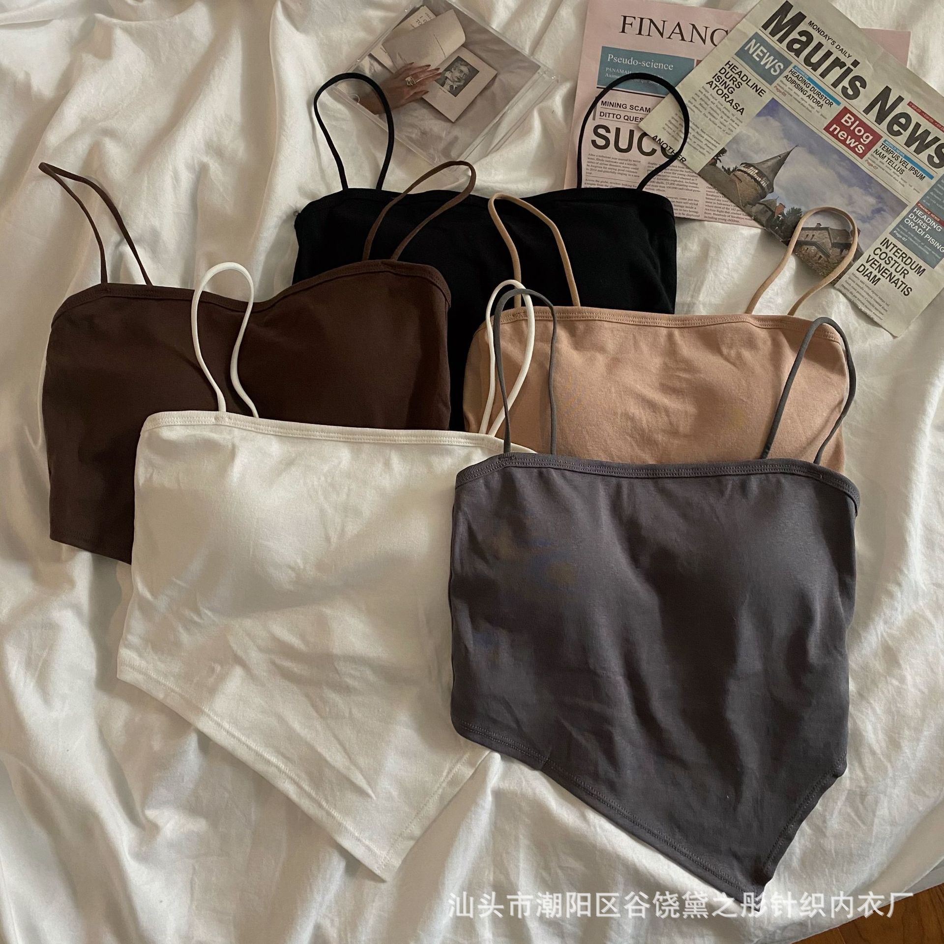 This spring and summer new solid-color irregular small halter top with a chest pad is perfect for the back and chest, making you look slimmer. It can be worn as an inner layer or an outer layer for women