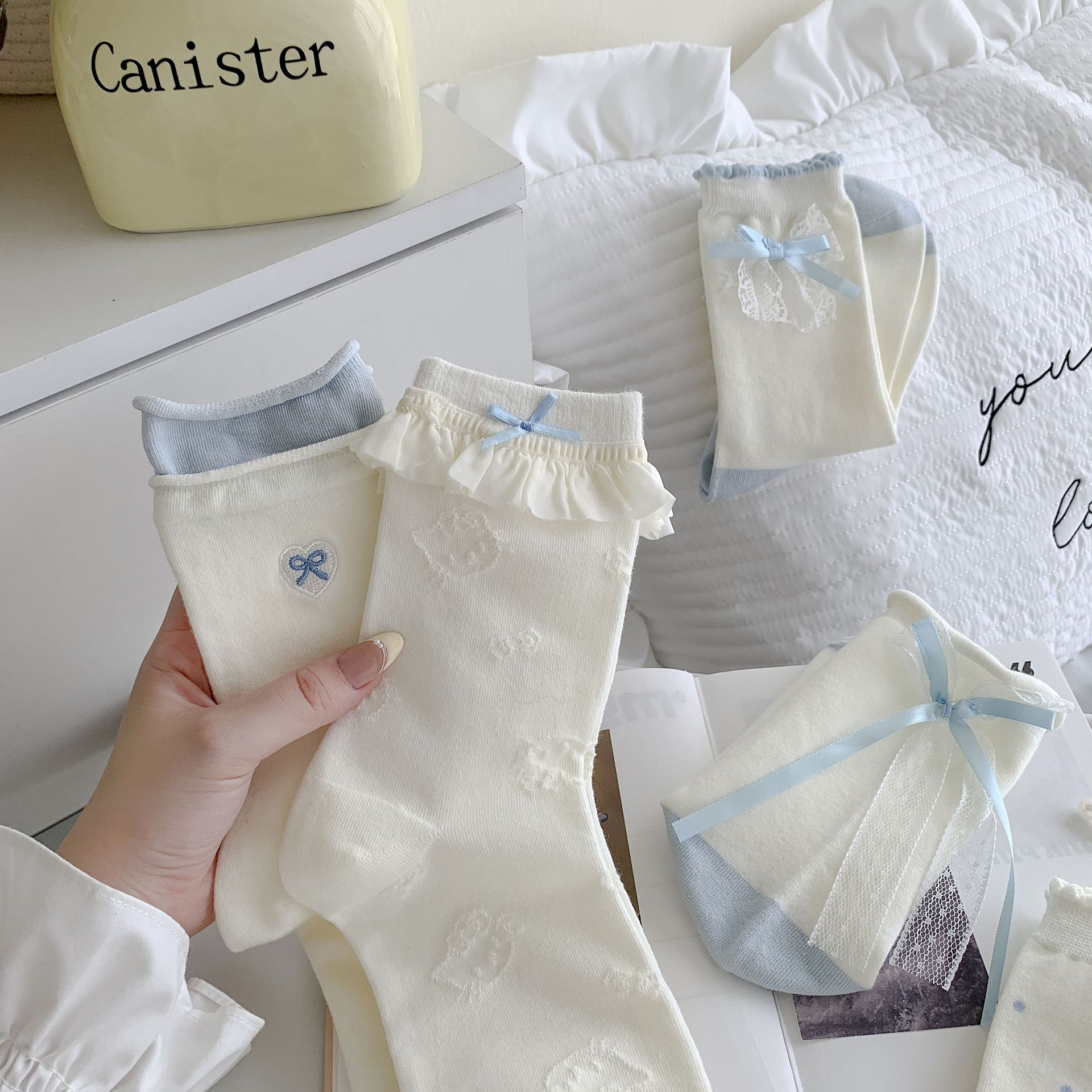 One-piece delivery service for Korean-style bow socks, MiU-style white and blue pile socks for women, new spring and autumn embroidered lace mid-calf socks pic 37
