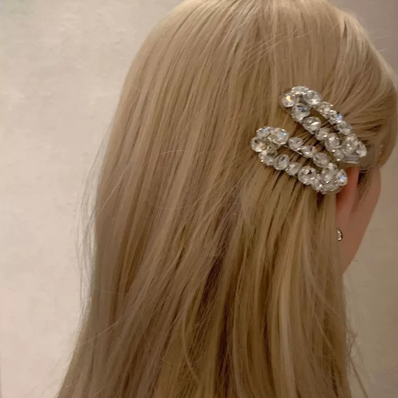 High-end style, super side zircon oval hair clip, makeup bangs hair clip, ins style side clip, stylish Application Scenario