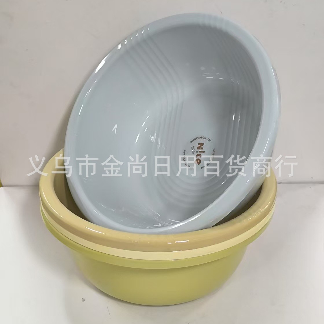 Solid color household washbasin, thickened kitchen sink, sized foot and laundry basin, plastic washbasin for children and students Application Scenario