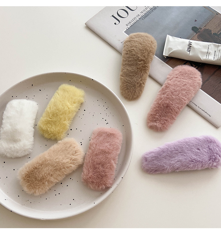 The plush hairpin imitating rabbit fur is cute. It's a new autumn and winter style with a fringe by the sea. It's simple and versatile. The bb hairpin is a colorful headpiece for women Specification image