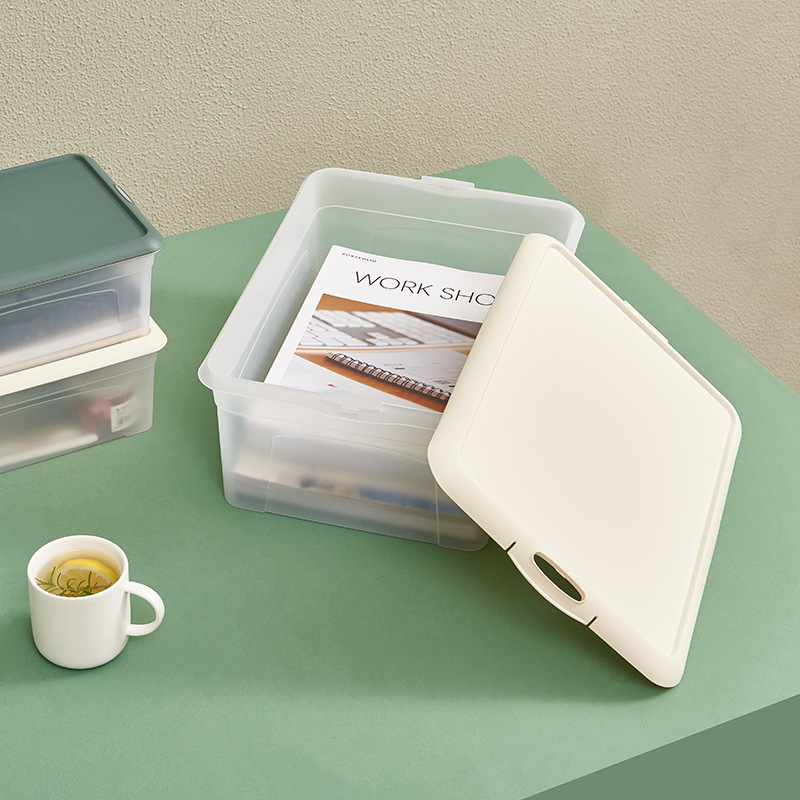 Simple storage box, household plastic lid storage box, thickened large box for organizing snacks, toys, clothes and quilts Application Scenario