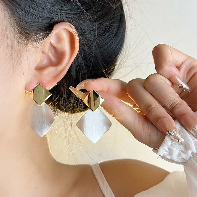 High-end irregular metal gold and silver color contrast European and American design earrings 2024 new bestseller, niche and light luxury stud earrings Specification image