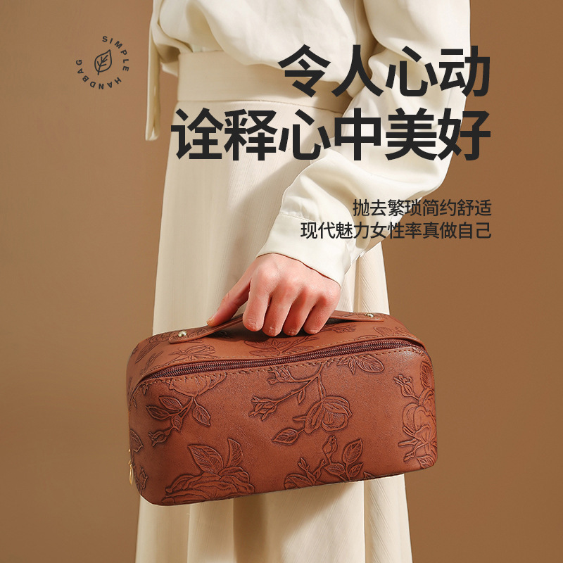 New retro pillow makeup bag, pu waterproof storage bag, large-capacity toiletries, skin care and makeup bag wholesale, high appearance level Application Scenario