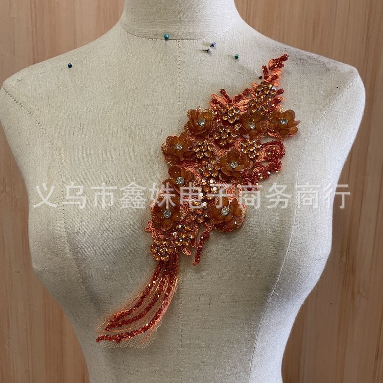The bride's wedding evening dress is made of fish-tail appliqued pattern material and lace patches Application Scenario