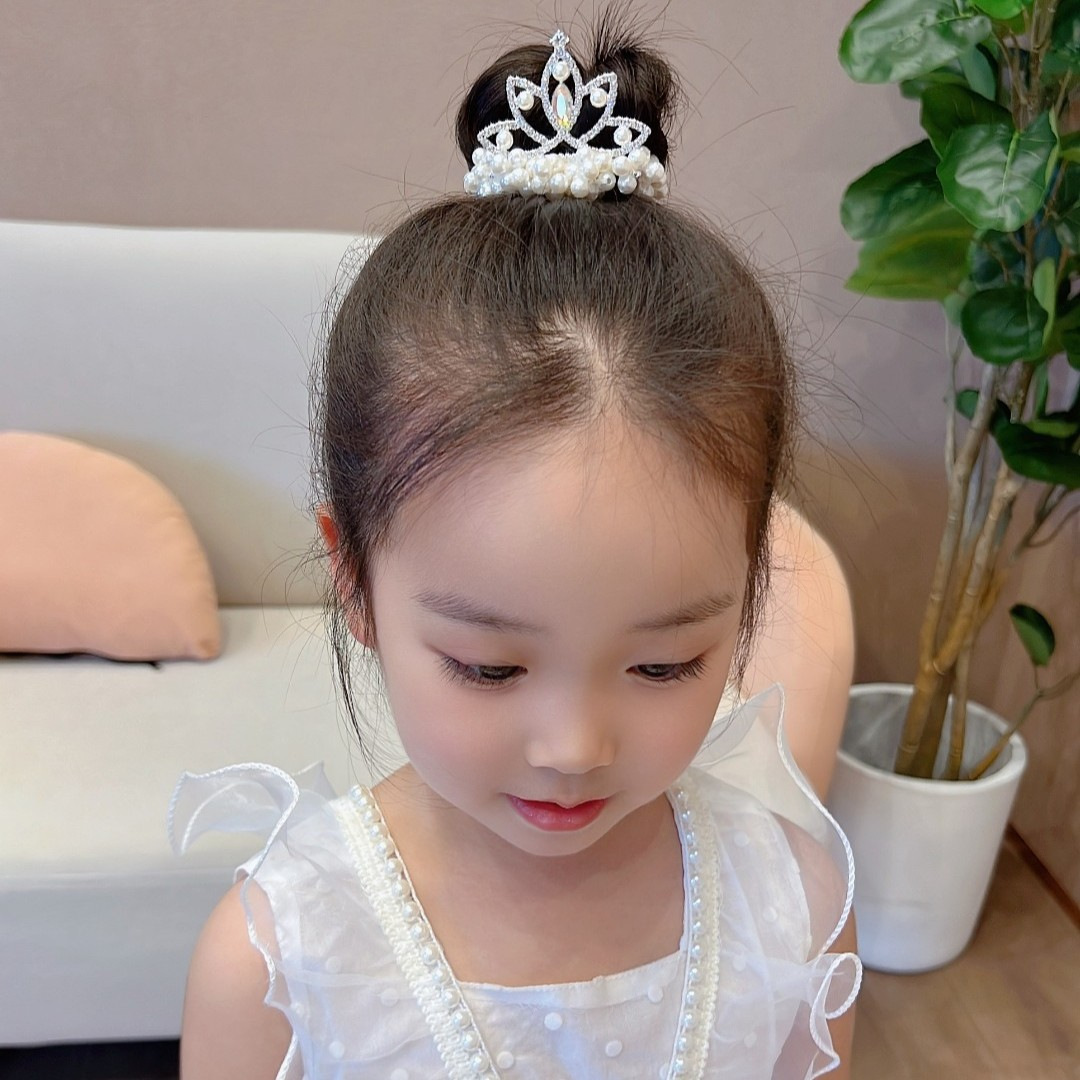 Children's princess crown hair accessory, pearl bun hair hoop, hair tie, versatile pearl crown for little girls to tie their hair Application Scenario