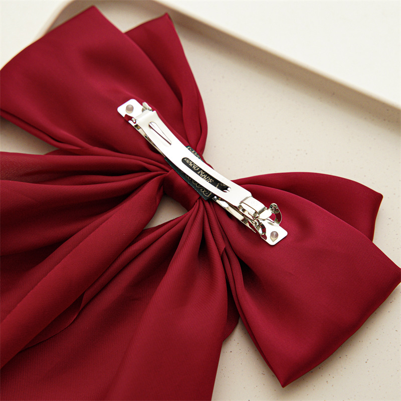 French Hepburn style silk ribbon large bow hair clip, women's versatile spring clip texture hair clip, high-end hair accessory Application Scenario