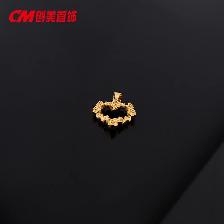Chuangmei Jewelry 24K gold-plated heart-shaped pendant, a retro and fashionable necklace pendant for women Application Scenario