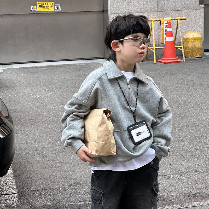 Yihong Clothing's boys' hoodies and children's wear for the autumn of 2024. The children's zipper puller polo style top is casual, simple and trendy