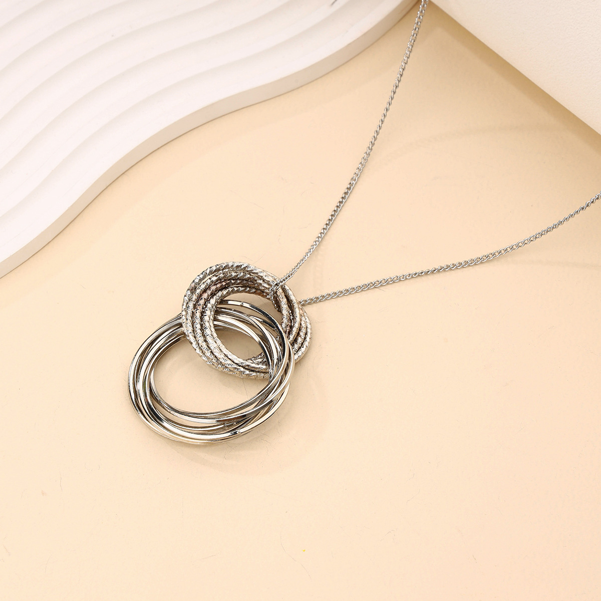 Europe And The United States Selling Simple High-Grade Necklace Three Ring Alloy Creative Pendant Diamond Circle Necklace Accessories Wholesale Specification drawing