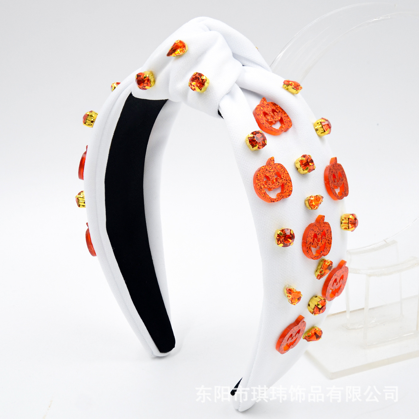 Qiwei Accessories' exclusive new Halloween hair band from Europe and America, featuring fabric with sticky diamonds and pumpkin acrylic accessories with knots, is a fashionable wide-edge hair accessory Specification image