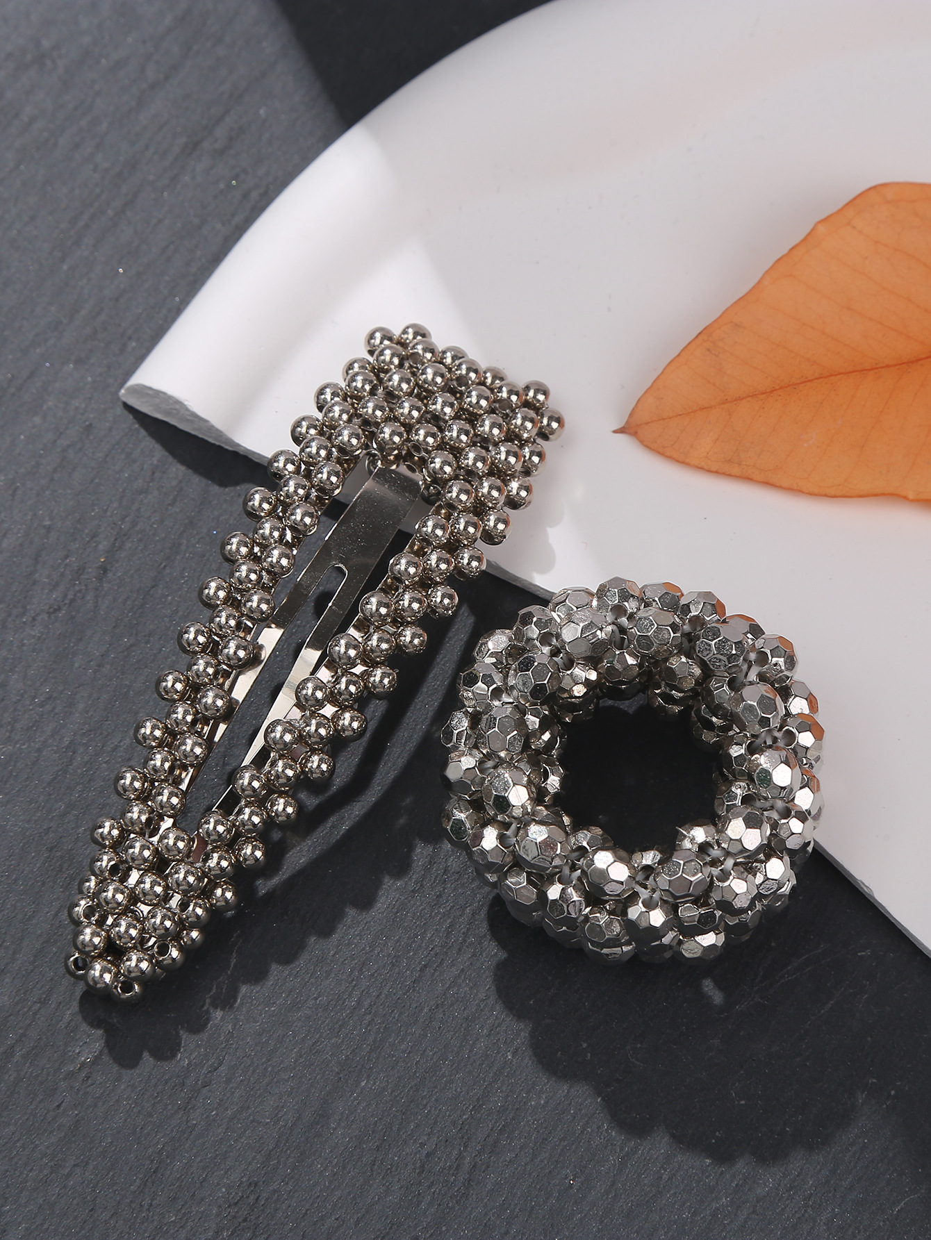 The new pearl hair accessory set is stylish and versatile. It features pearl hair bands, hair clips, ponytail bands, headwear and popular bb clips details Picture