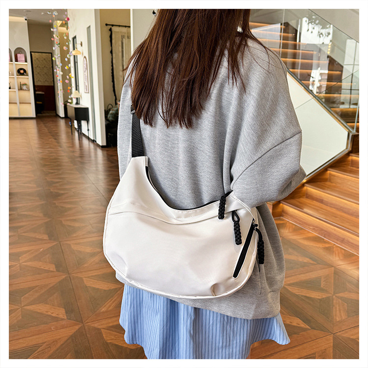 斜挎包女包简约时尚大容量轻便学生单肩健身包百搭跨境饺子包详情22