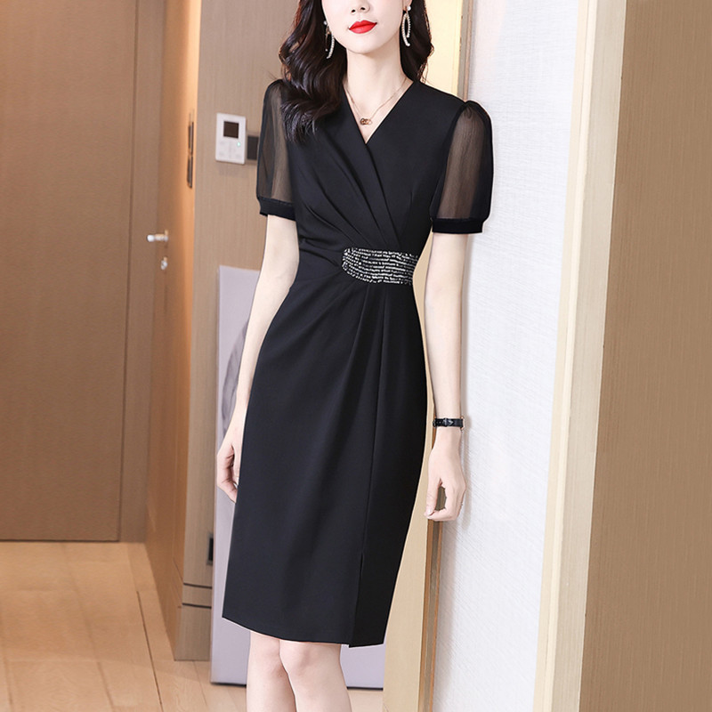 This is A stylish commuting OL dress for women in summer 2023. It features a black cinched waist, slimming and stylish V-neck, a mid-length A-line dress for socialite Application Scenario