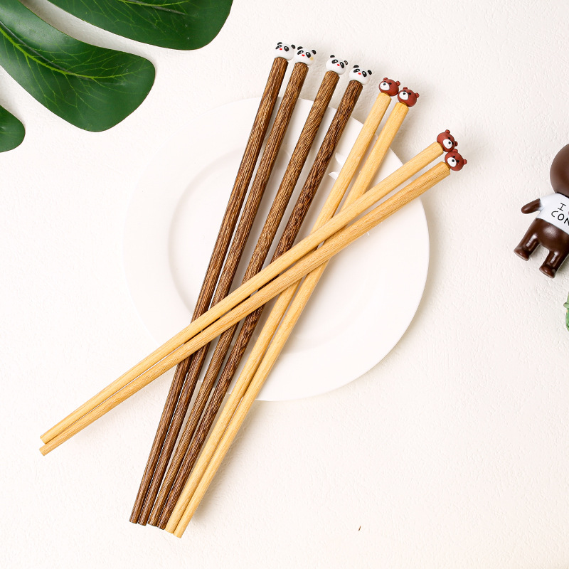 Chicken wing wooden chopsticks, household solid wood, cute cartoon head, anti-slip, quick serving, one chopstick per person, no paint, no wax, wholesale Application Scenario