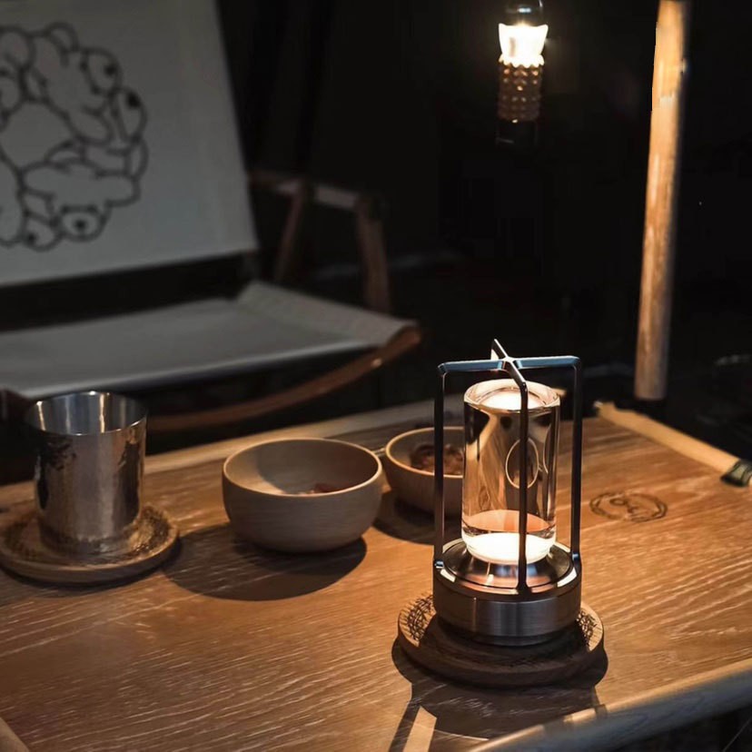 Cross-border Nordic outdoor metal table lamp, simple, modern and luxurious, charging touch, restaurant and bar atmosphere night light details Picture
