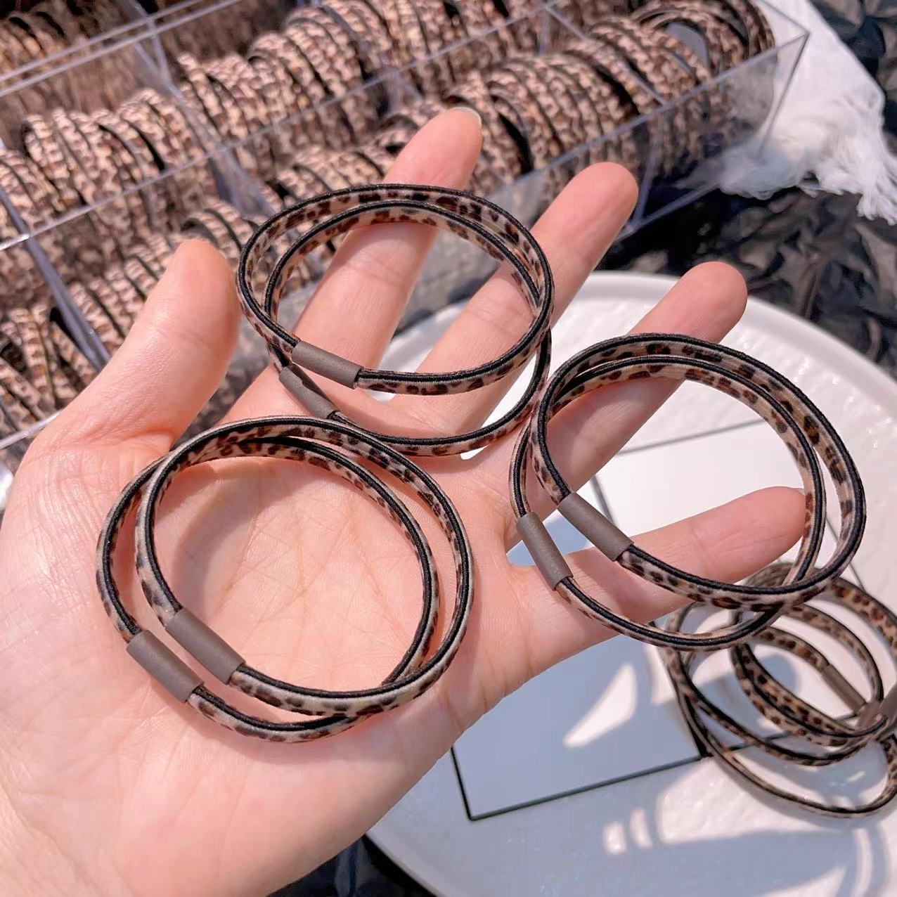 The Korean version of Dongdaemun's live-streaming collection features a fashionable, simple and versatile leopard print hair band, high ponytail and elegant leather band hair accessory details Picture