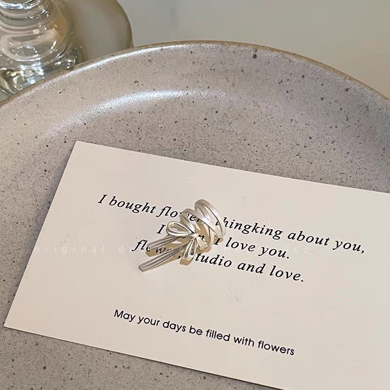 The matte bow ear bone clip with a touch of light luxury and high-end feel is a bestseller for Spring/Summer 2024. It is a niche accessory with no holes and a high-end feel details Picture
