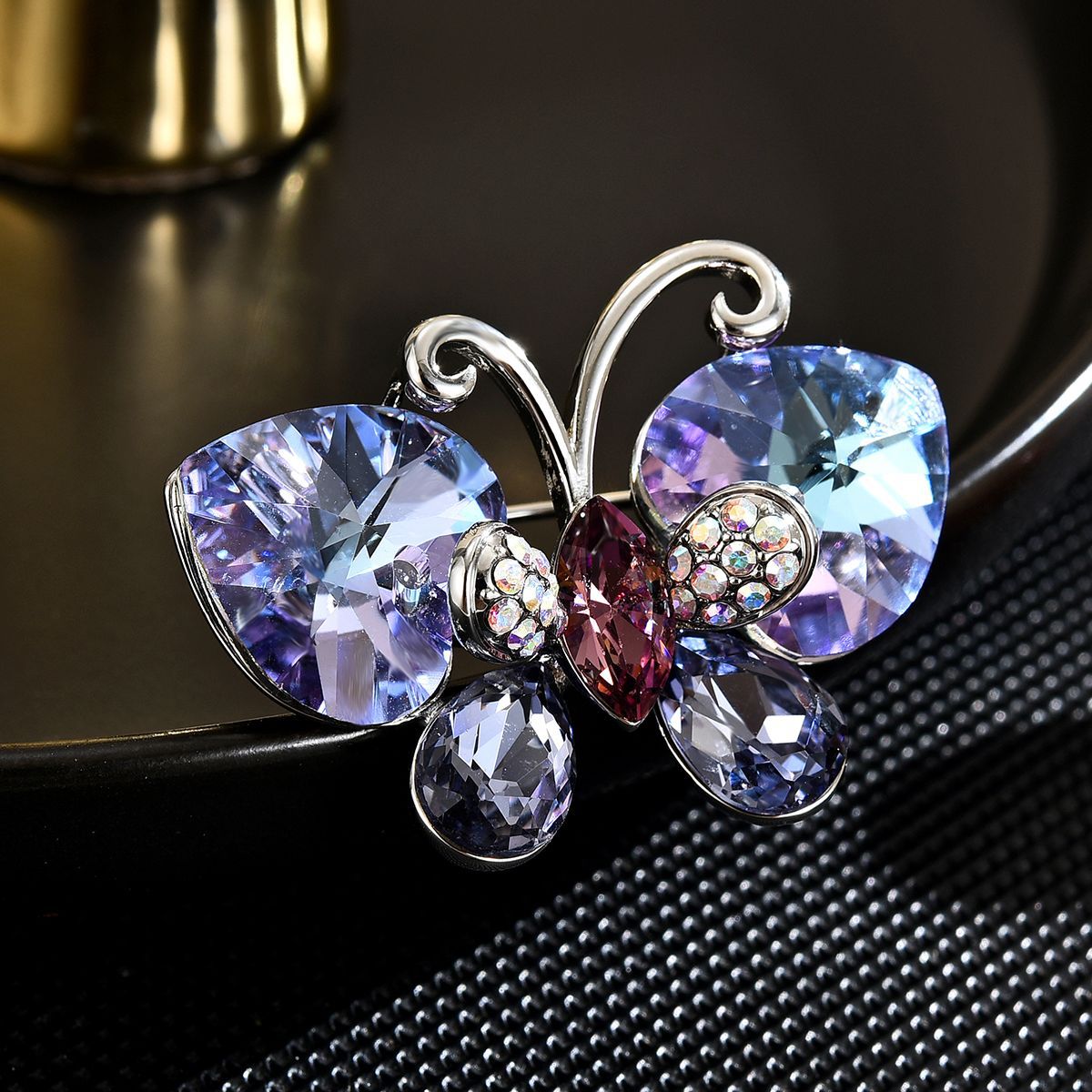 European and American retro flowing crystal butterfly brooch, a light luxury and high-end commemorative pin, electroplated real gold brooch