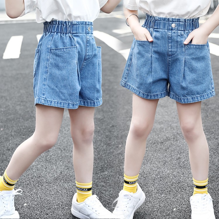 Girls' denim shorts summer wear 2023 new style, trendy and trendy, high-waisted summer girls' hot pants with flower buds Application Scenario