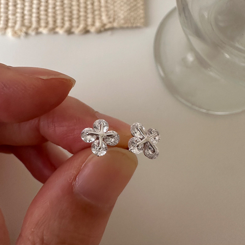 925 sterling silver four-leaf clover Zircon stud earrings for women, simple and niche design, fashionable and individual basic earrings 8937A