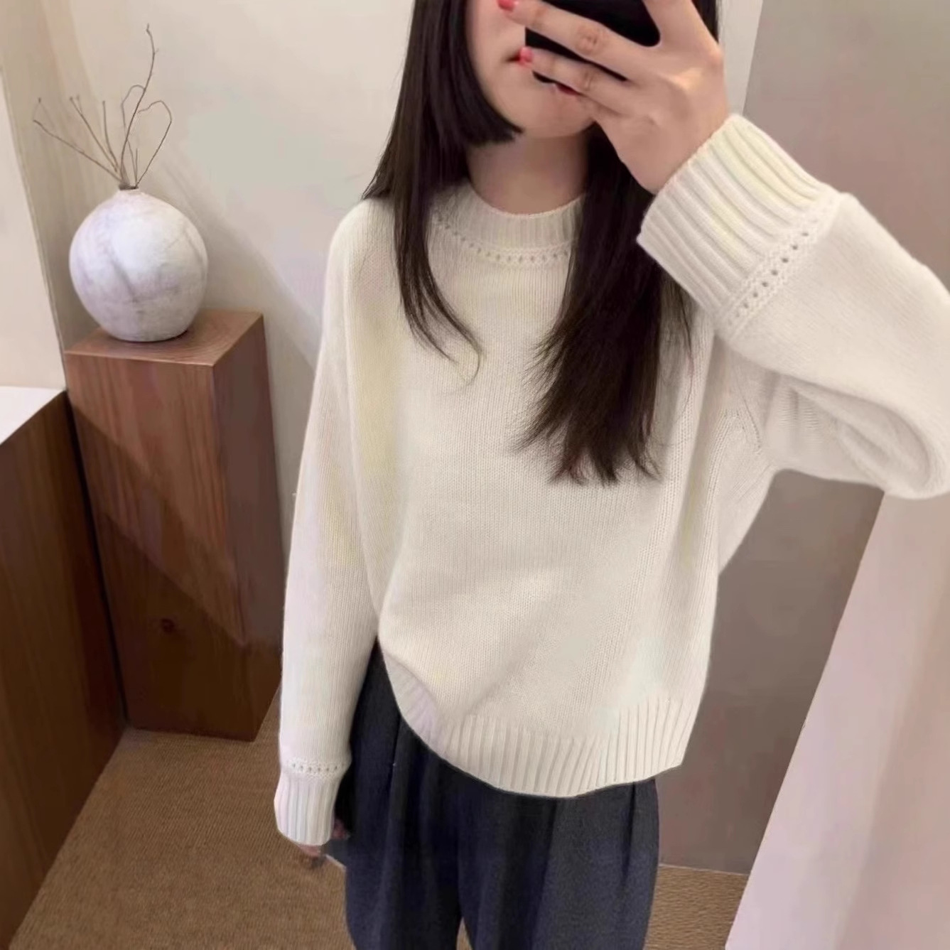 A heavyweight thickened 100% wool sweater for women with a round neck, loose and soft, off-the-shoulder sleeves, and a laid-back style. Wear it as a cashmere base layer Application Scenario