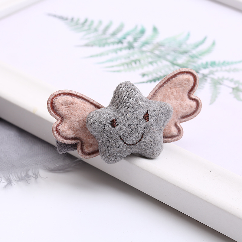 Children's fashionable hair clips, Korean angel wings, starfish fabric duckbeak clips, girls' bangs clips, trendy headwear wholesale Application Scenario